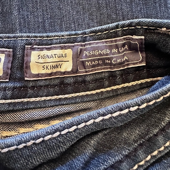 Miss Me Loose Saddle Stitch Border Skinny Jeans. Sizes: 27 & 28 - Picture 14 of 14